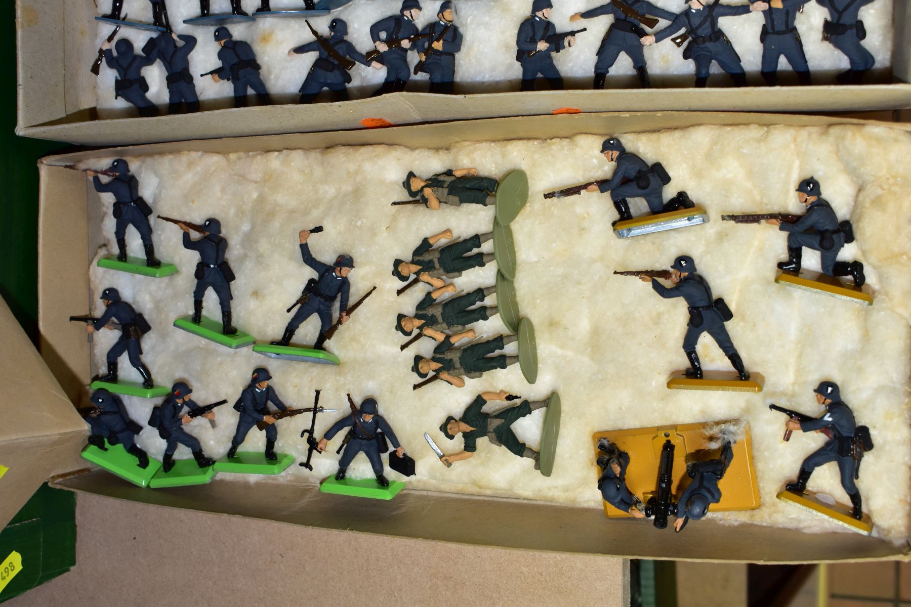 A QUANTITY OF BRITAINS AND AIRFIX 1/32 SCALE SOLDIER FIGURES, many have been painted and detailed to - Image 6 of 13