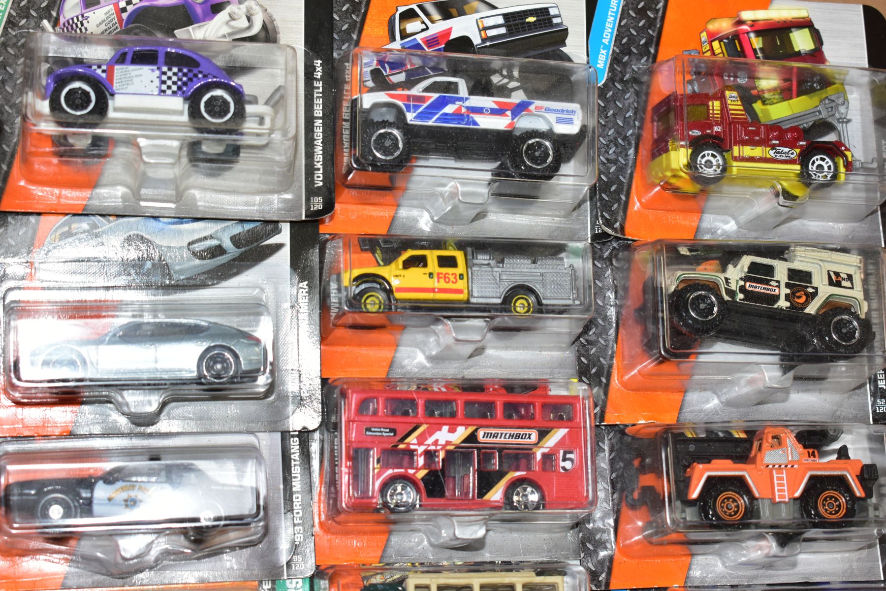 A QUANTITY OF HOT WHEELS AND MATCHBOX DIECAST VEHICLES, modern issues, majority still sealed on - Image 8 of 10