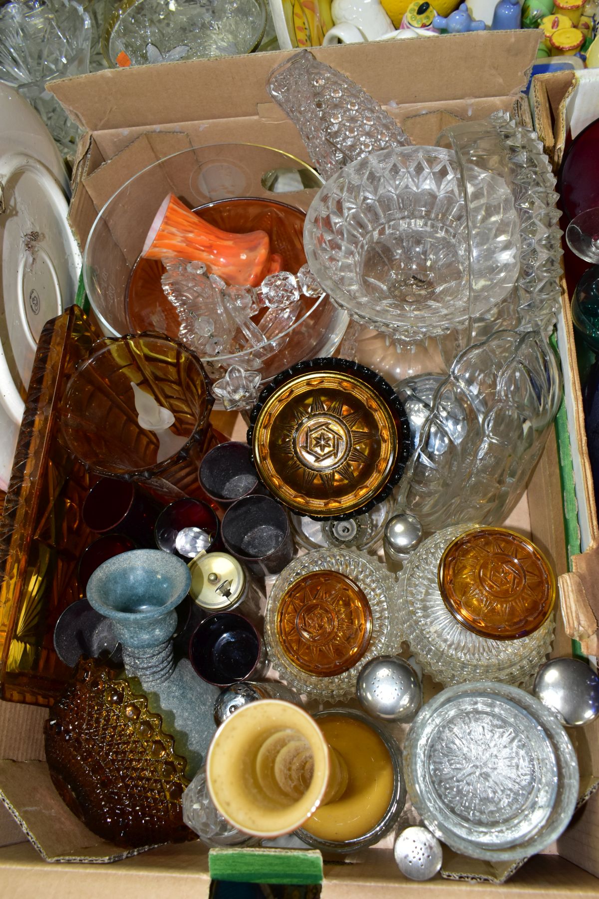 SIX BOXES AND LOOSE CERAMICS AND GLASSWARES, to include novelty shaped cruet sets, novelty - Image 11 of 14