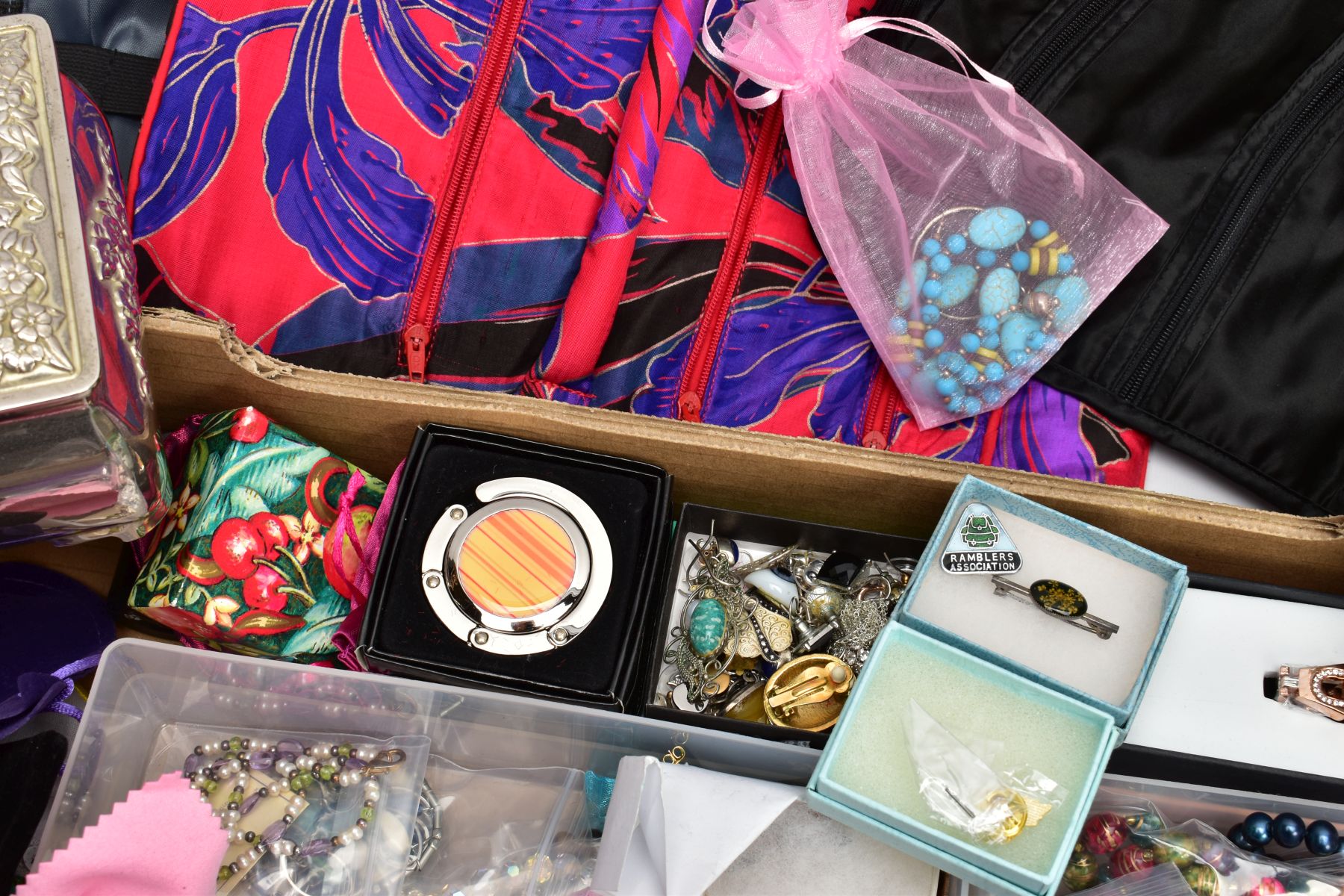 A BOX OF COSTUME JEWELLERY, to include a Trifari stickpin, a Hollywood pendant, a hinged silver - Image 5 of 7