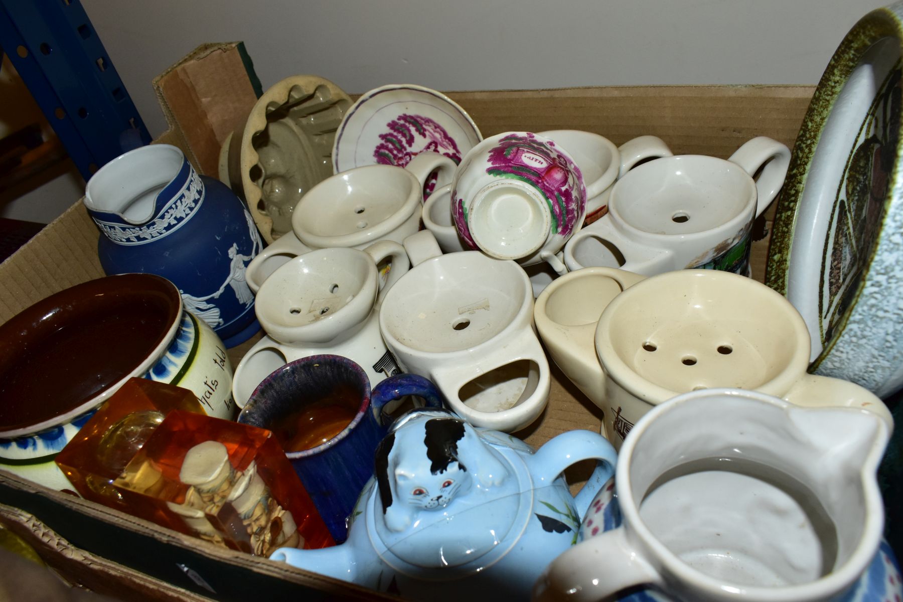 THREE BOXES AND LOOSE ASSORTED CERAMICS, ETC, including a blue glass bowl on clear tripod base, - Image 10 of 11