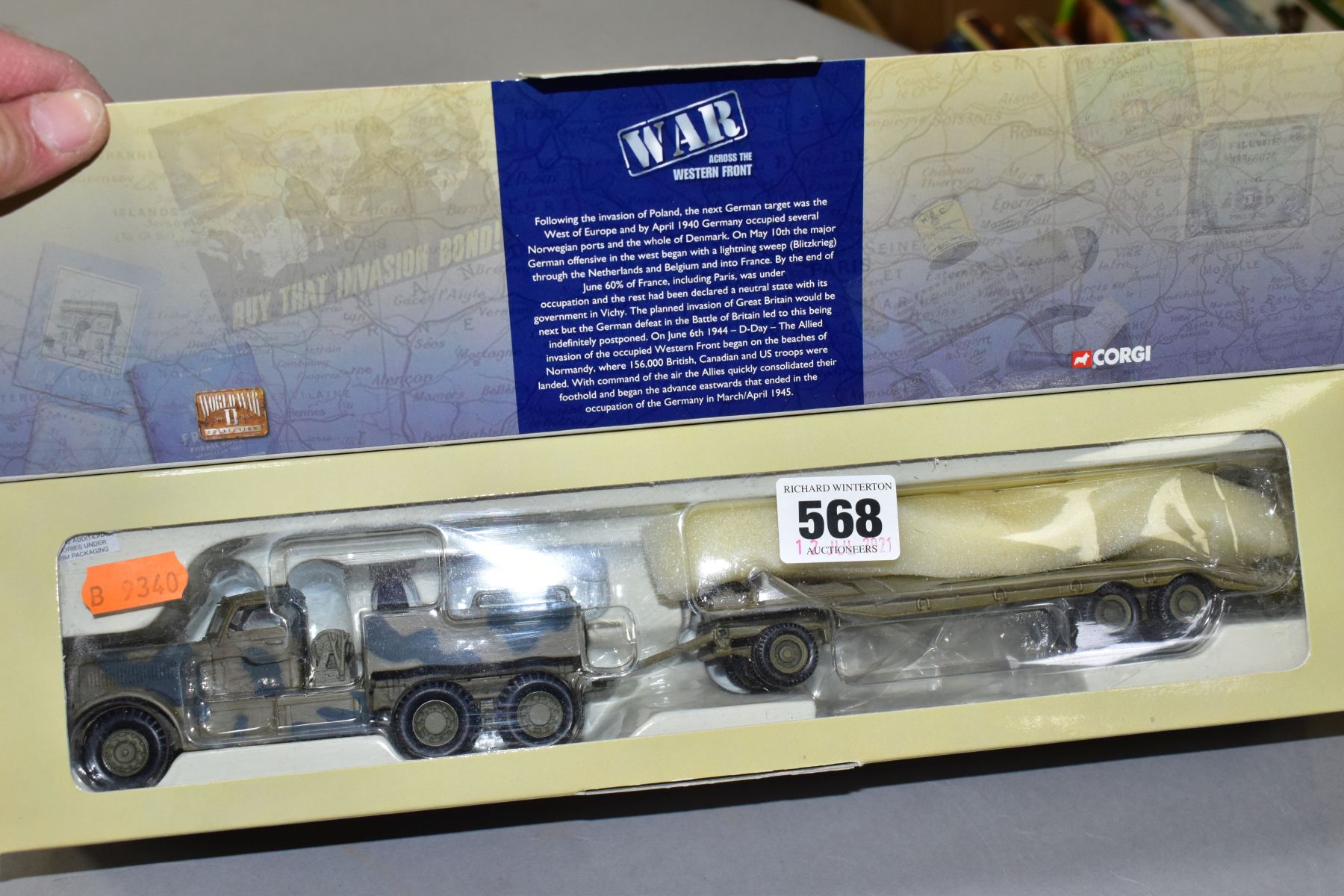 A BOXED CORGI CLASSICS WWII COLLECTION 'WAR ACROSS THE WESTERN DESSERT', DIAMOND T 980 TANK - Image 3 of 5