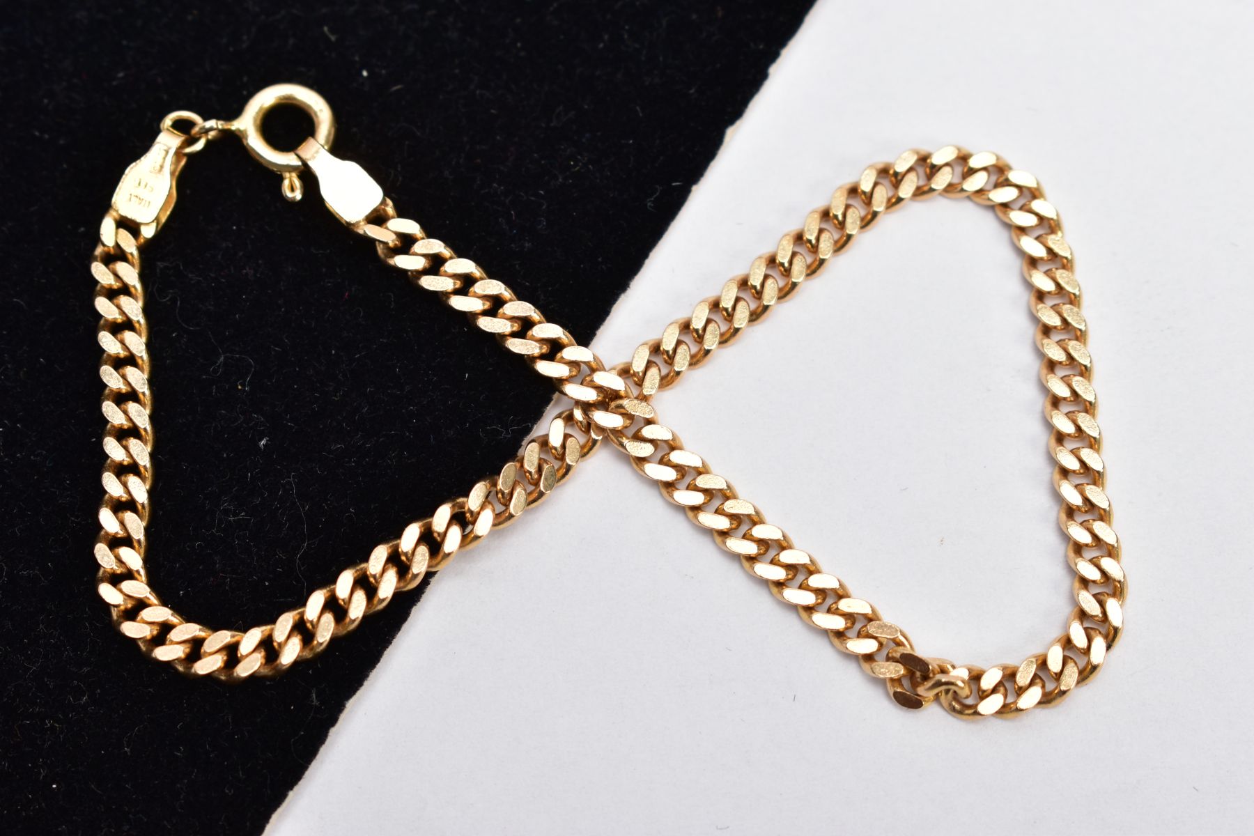 A 9CT GOLD CURB LINK BRACELET, fitted with a spring clasp hallmarked 9ct gold London import,