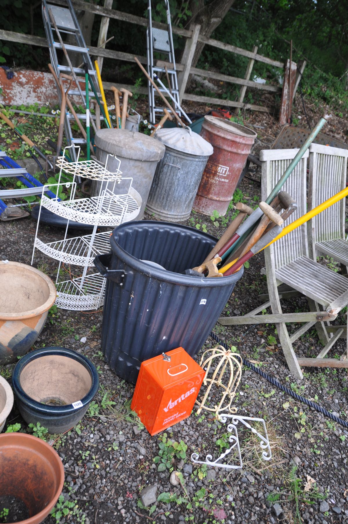 A PLASTIC DUSTBIN CONTAINING VARIOUS GARDEN TOOLS, a Veritas camping stove, three metal quadrant