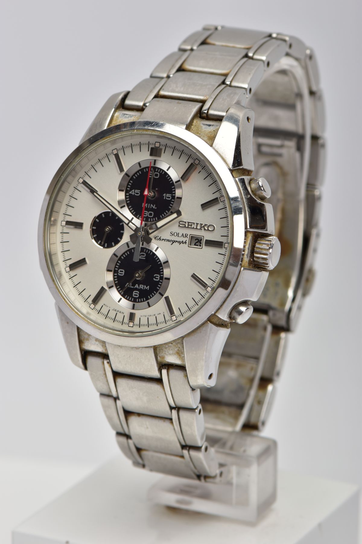 A SEIKO SOLAR CHRONOGRAPH ALARM STAINLESS STEEL WRISTWATCH, silvered dial with black subsidiary - Image 3 of 6