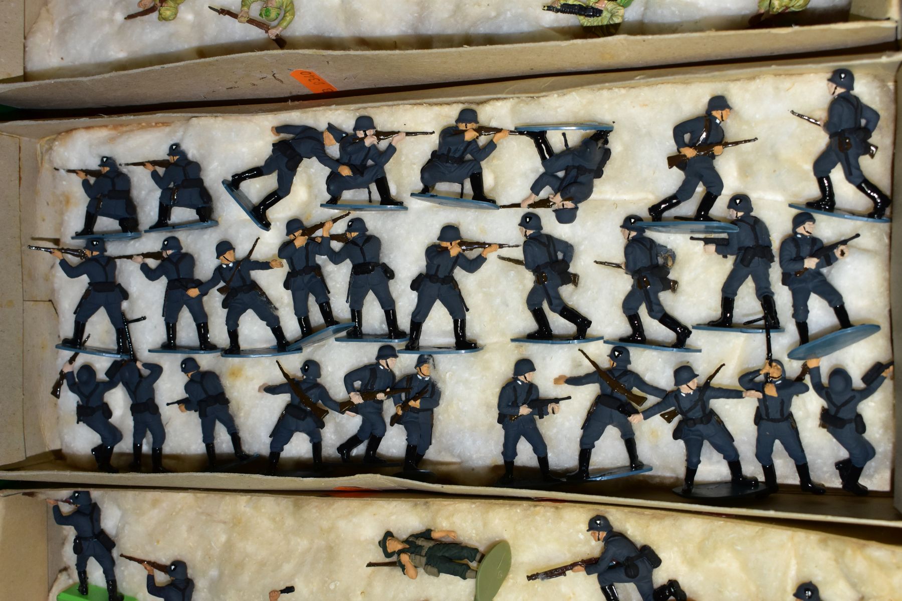 A QUANTITY OF BRITAINS AND AIRFIX 1/32 SCALE SOLDIER FIGURES, many have been painted and detailed to - Image 5 of 13