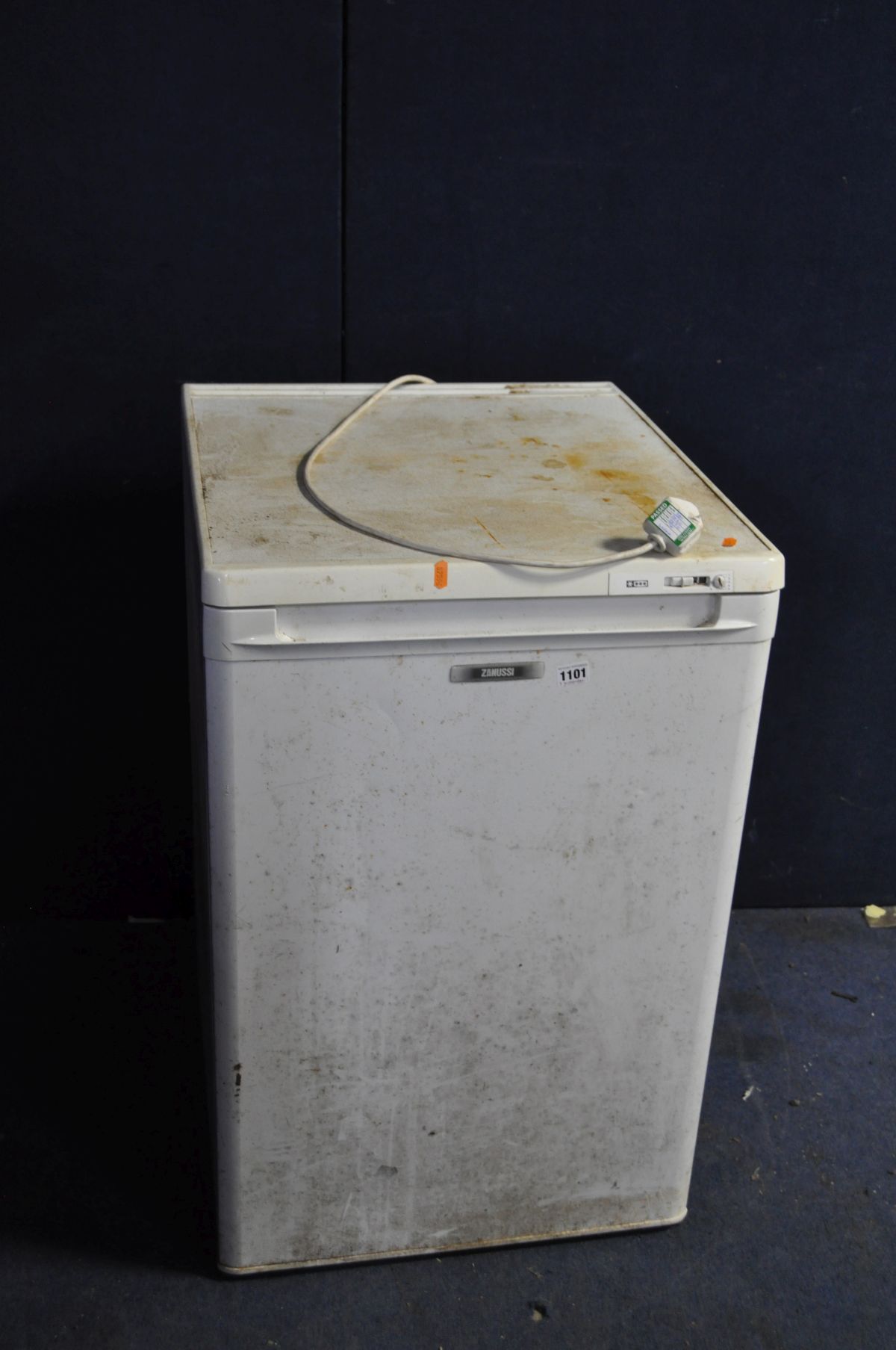 A ZANUSSI UNDER COUNTER FREEZER 55cm wide, very dirty (PAT pass and working at -20 degrees)