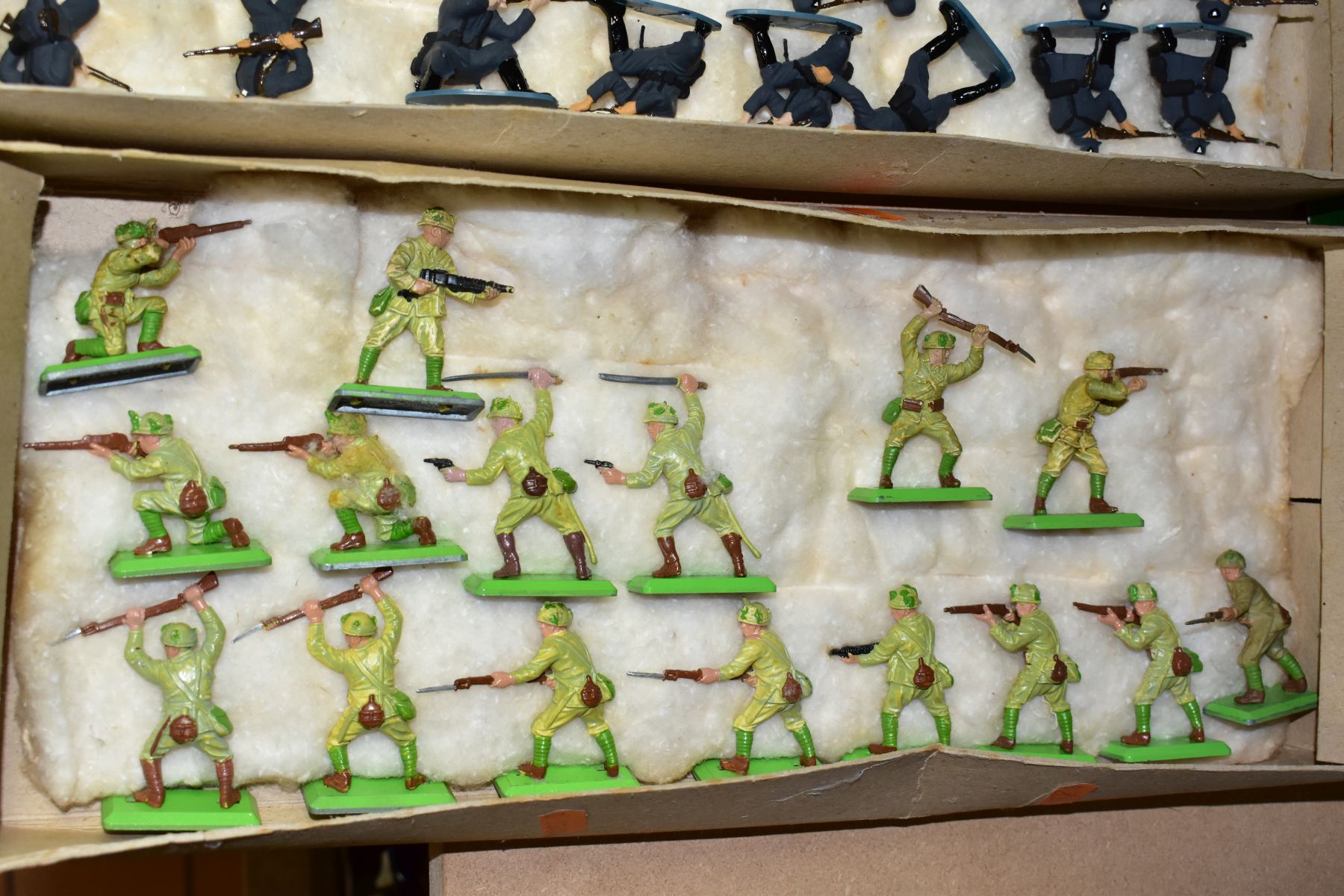 A QUANTITY OF BRITAINS AND AIRFIX 1/32 SCALE SOLDIER FIGURES, many have been painted and detailed to - Image 4 of 13