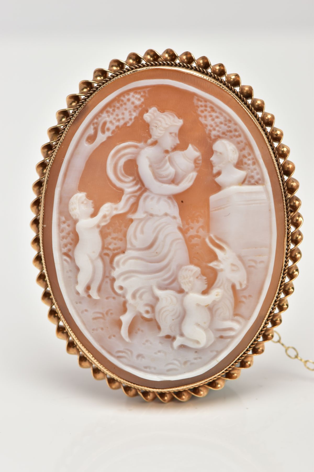 A LATE 20TH CENTURY CAMEO BROOCH, a shell cameo depicting a classical scene, measuring 46.0mm x 35.