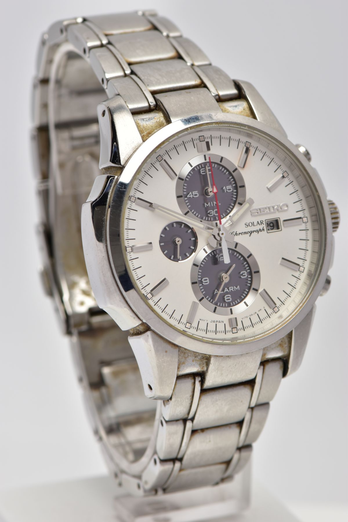A SEIKO SOLAR CHRONOGRAPH ALARM STAINLESS STEEL WRISTWATCH, silvered dial with black subsidiary - Image 2 of 6