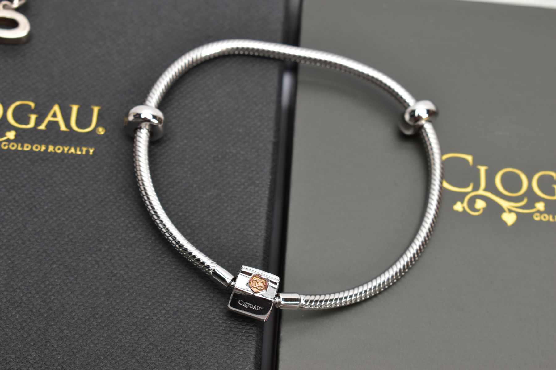 THREE ITEMS OF CLOGAU SILVER JEWELLERY, to include a 'Cariad' hinged bangle with rose gold detail to - Image 4 of 4