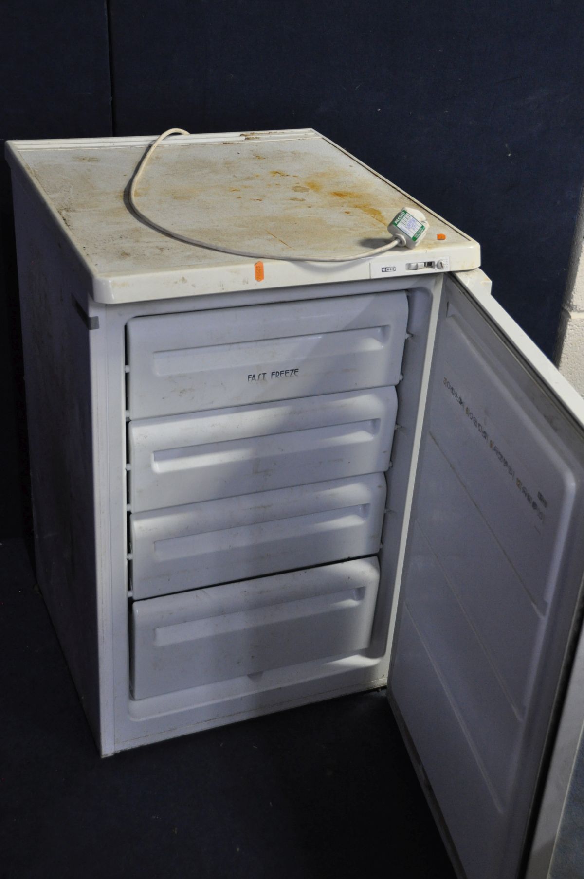 A ZANUSSI UNDER COUNTER FREEZER 55cm wide, very dirty (PAT pass and working at -20 degrees) - Image 2 of 2