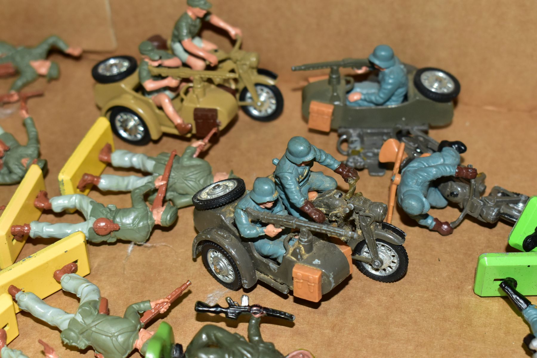 A QUANTITY OF BRITAINS AND AIRFIX 1/32 SCALE SOLDIER FIGURES, many have been painted and detailed to - Image 10 of 13