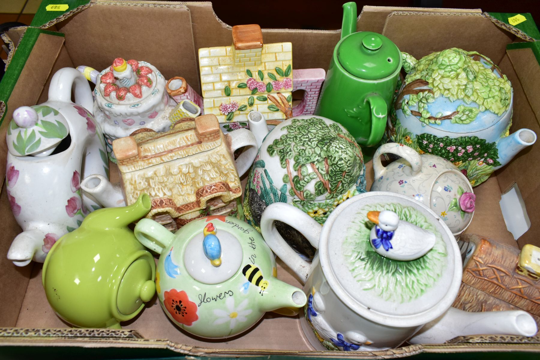 SIX BOXES AND LOOSE CERAMICS AND GLASSWARES, to include novelty shaped cruet sets, novelty - Image 14 of 14