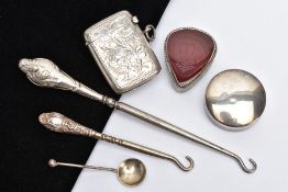 A SELECTION OF SILVER AND WHITE METAL NOVELTY ITEMS, to include an Edwardian silver vesta,