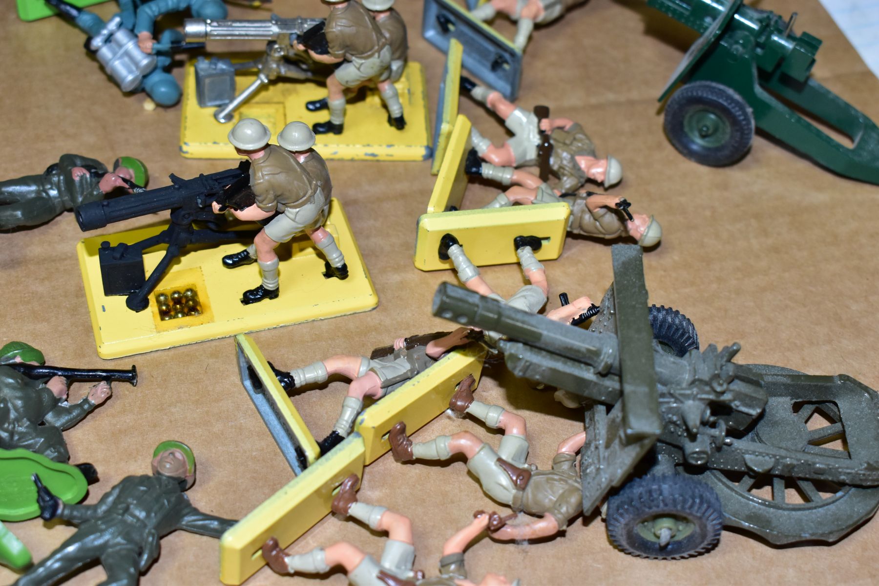 A QUANTITY OF BRITAINS AND AIRFIX 1/32 SCALE SOLDIER FIGURES, many have been painted and detailed to - Image 9 of 13
