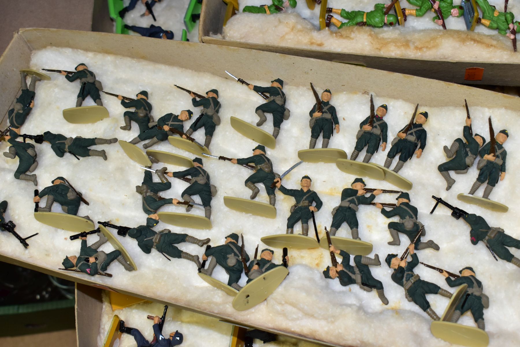 A QUANTITY OF BRITAINS AND AIRFIX 1/32 SCALE SOLDIER FIGURES, many have been painted and detailed to - Image 2 of 13