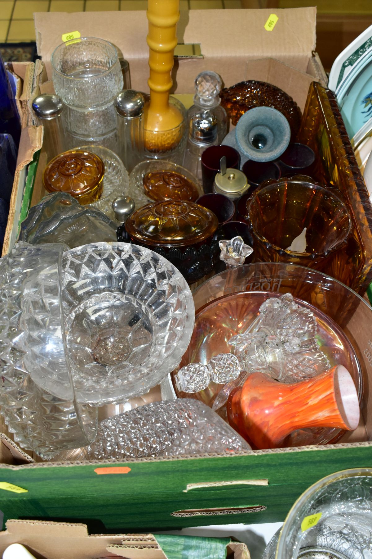 SIX BOXES AND LOOSE CERAMICS AND GLASSWARES, to include novelty shaped cruet sets, novelty - Image 5 of 14
