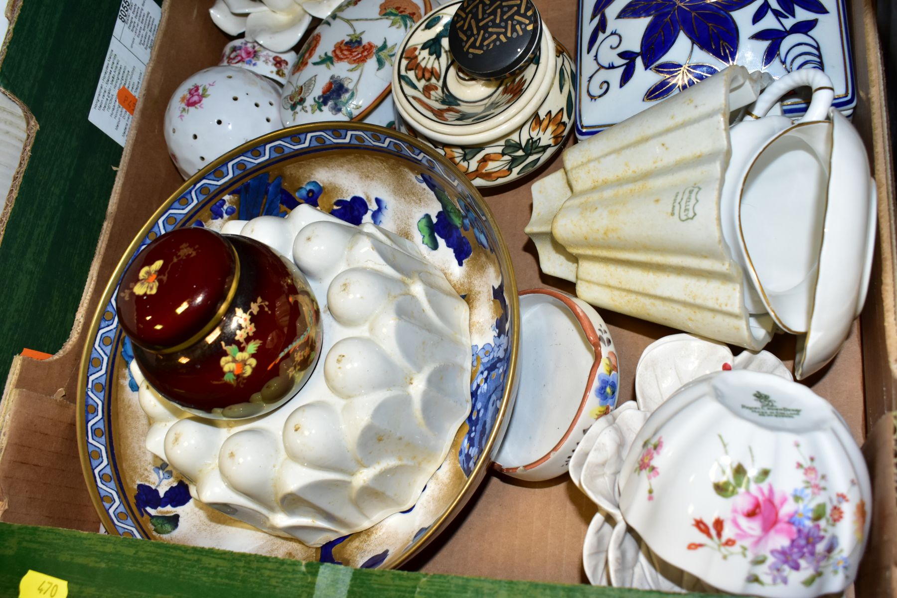 TWO BOXES AND LOOSE CERAMICS, including a Losol Ware bowl with parrot design to the interior, two - Image 3 of 9