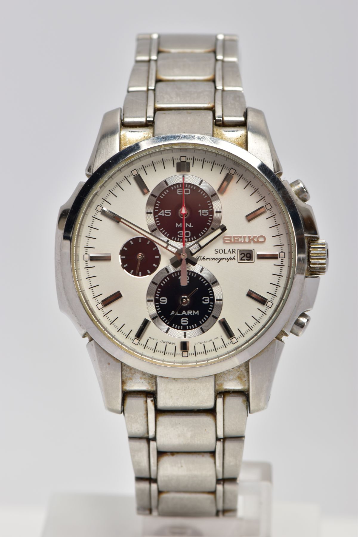 A SEIKO SOLAR CHRONOGRAPH ALARM STAINLESS STEEL WRISTWATCH, silvered dial with black subsidiary