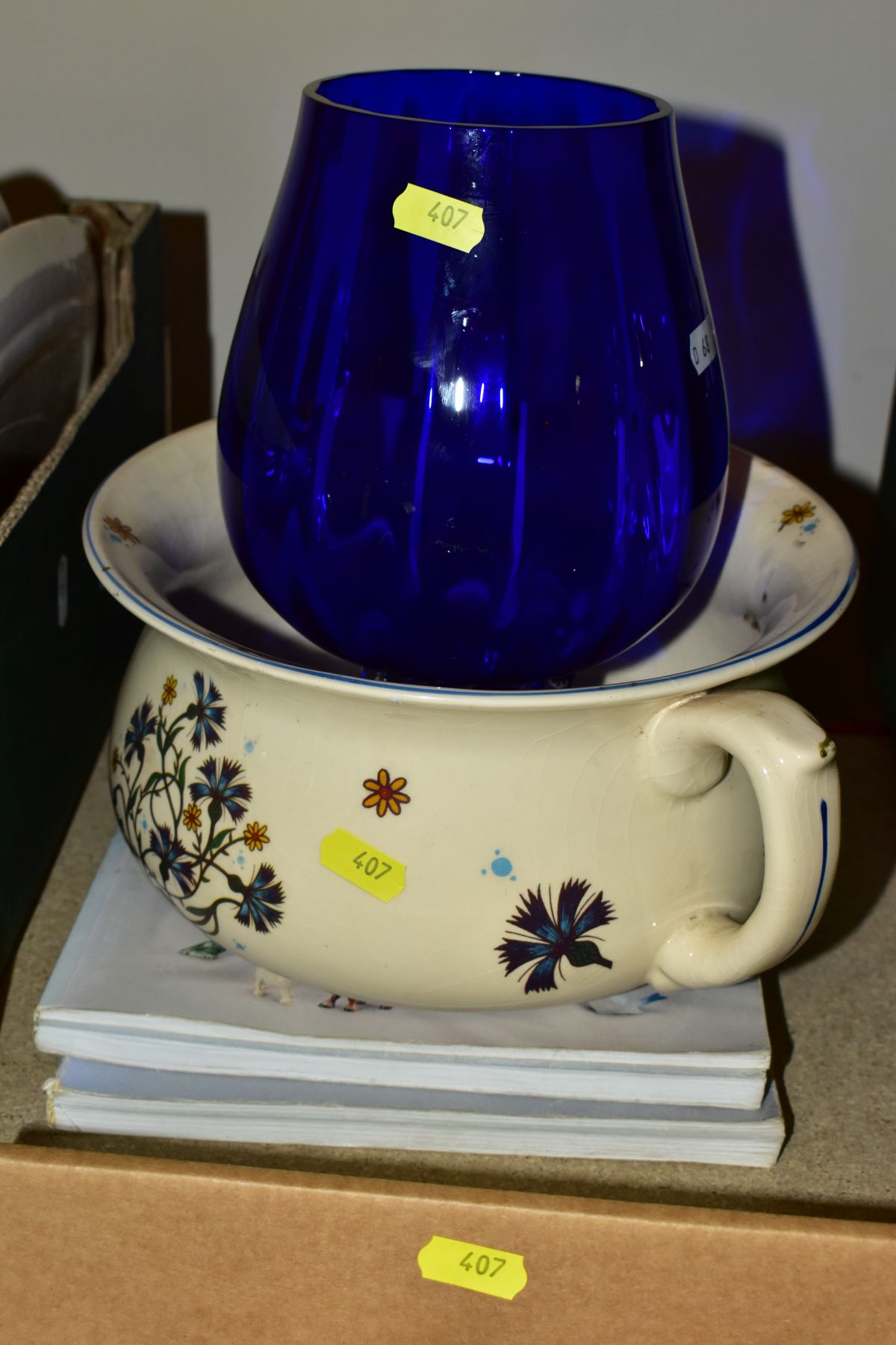 THREE BOXES AND LOOSE ASSORTED CERAMICS, ETC, including a blue glass bowl on clear tripod base, - Image 4 of 11