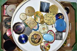 A BOX OF MAINLY COMPACTS, to include a musical Concerto Kigu comapct with black enamel lid and