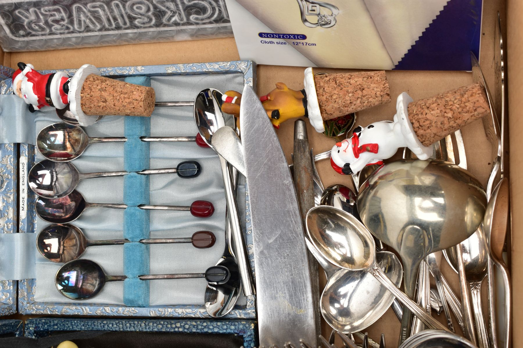 A BOX OF MAINLY FLATWARE, to include a cased set of EPNS coffee spoons with coffee bean terminals, a - Bild 4 aus 5