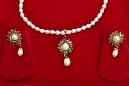 A GOLD-PLATED FRESHWATER CULTURED PEARL, SYNTHETIC PEARL, SYNTHETIC RUBY AND GREEN PASTE NECKLET AND