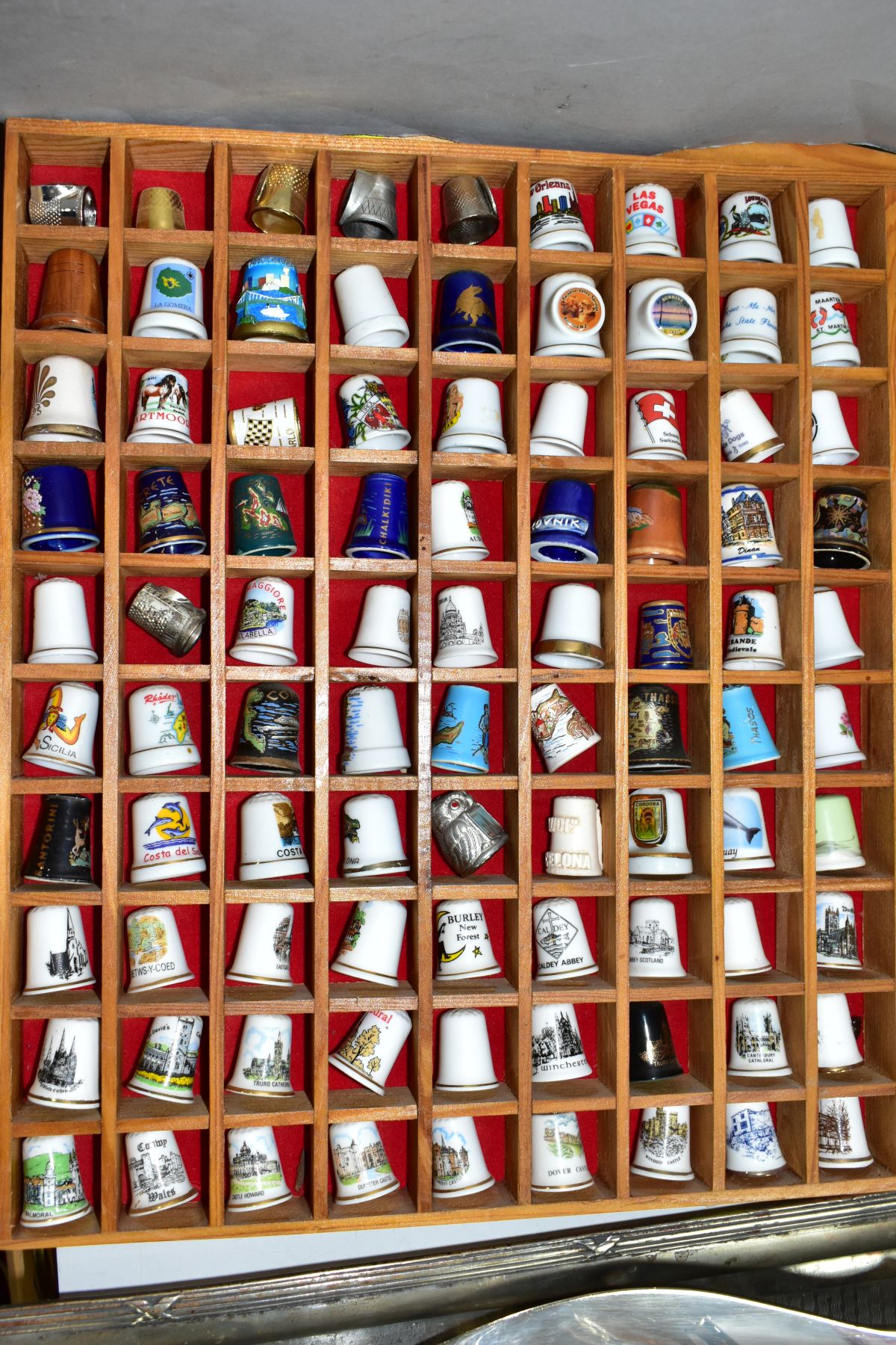 OVER TWO HUNDRED COLLECTORS THIMBLES, mostly holiday souvenirs, to include ceramic, pewter, brass - Image 5 of 11