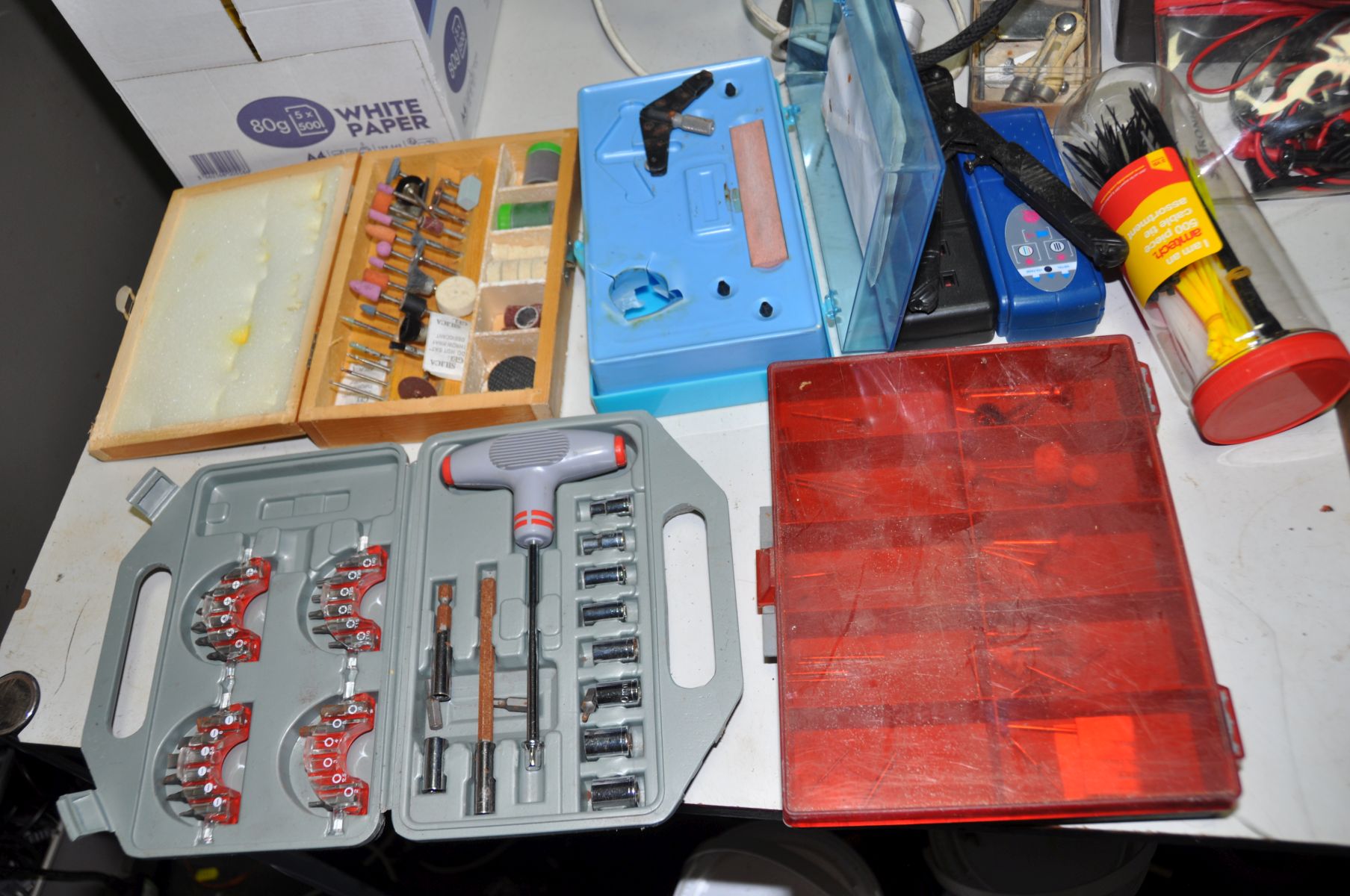 A TRAY CONTAINING HANDTOOLS AND A MINI COMPRESSOR (untested) including a multimeter, screwdrivers, - Image 2 of 6