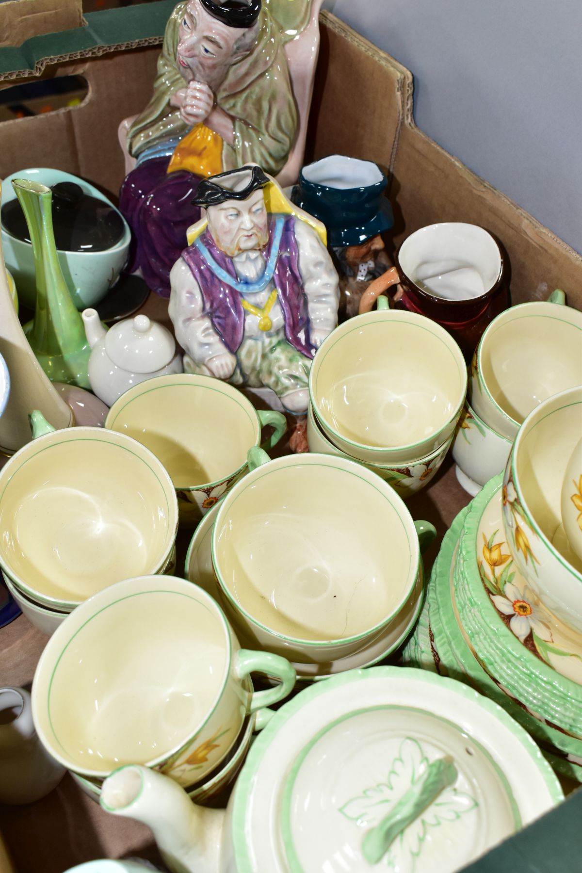 TWO BOXES OF DECORATIVE CERAMICS AND TEA WARES, ETC, including New Hall Pottery daffodil pattern - Image 4 of 8