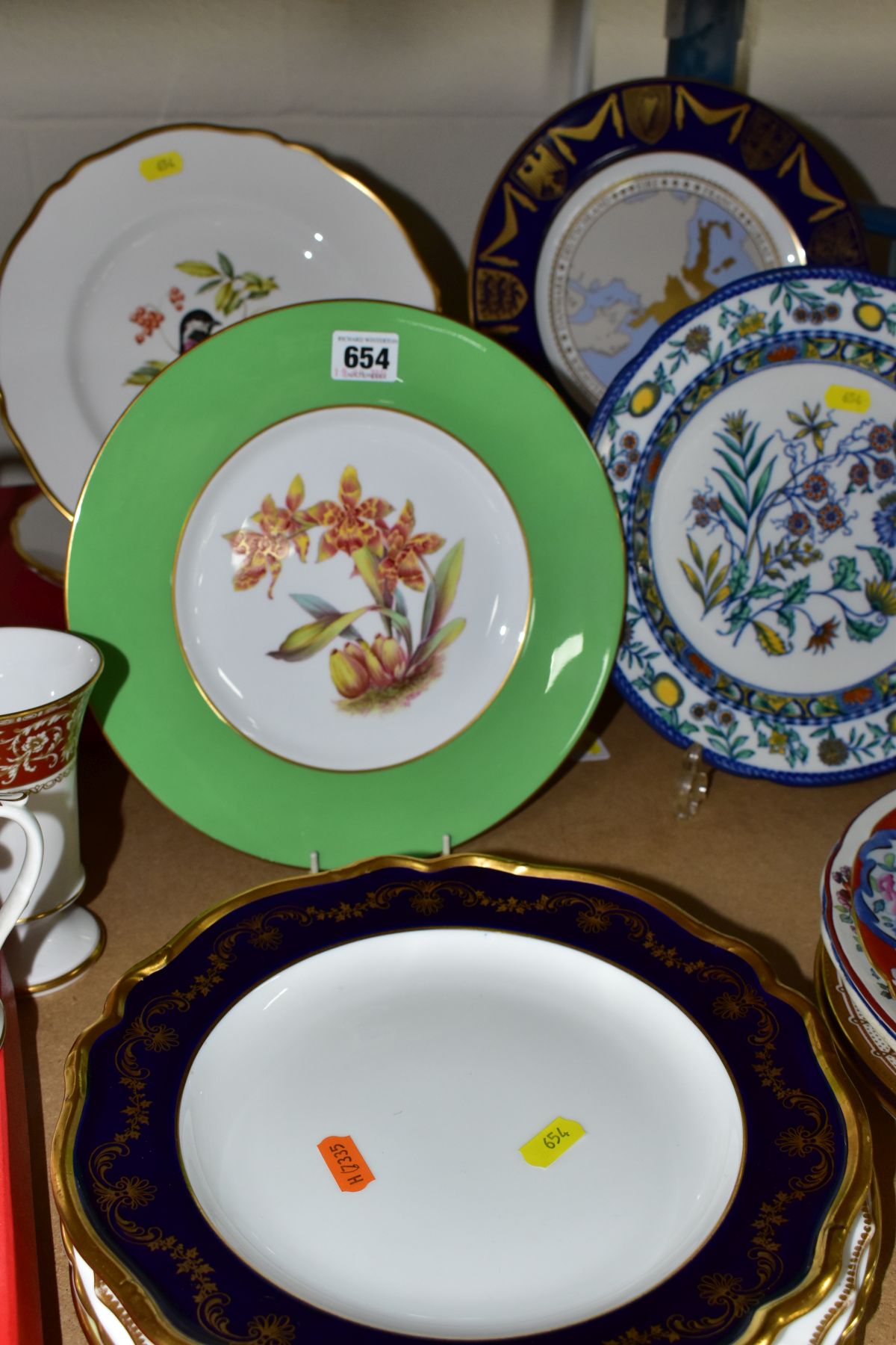 A QUANTITY OF SPODE AND COPELAND PLATES, MUGS, VASES, etc, including commemorative and Royal - Image 4 of 6