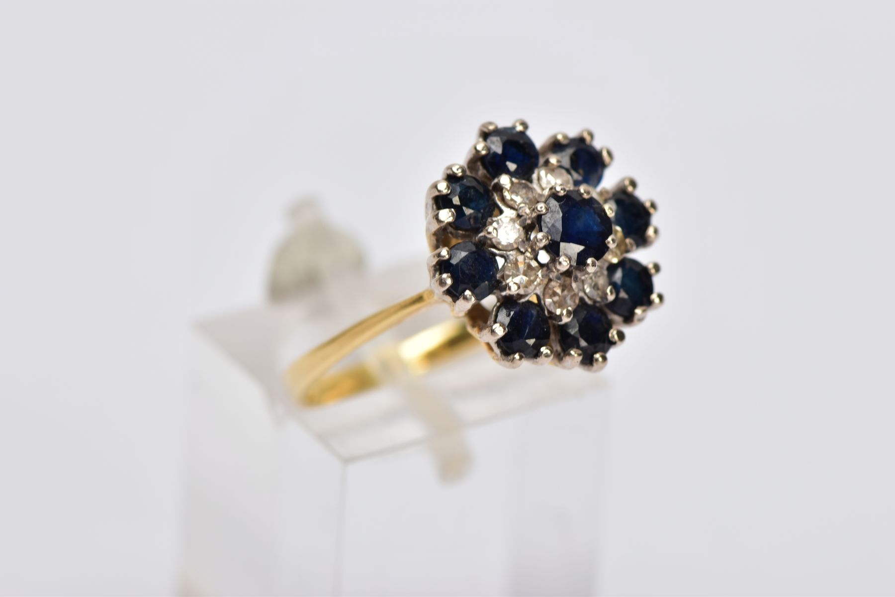 AN 18CT SAPPHIRE AND DIAMOND CLUSTER RING, the central circular sapphire within a tiered single - Bild 4 aus 4