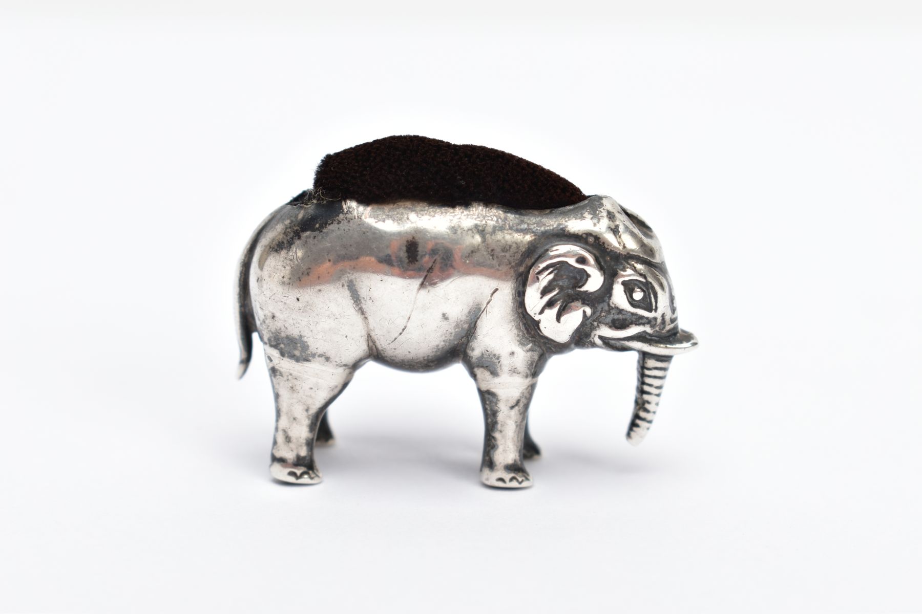 A SILVER PIN CUSHION modelled as a Elephant, maker Adie & Lovekin (silver marks not clear and the - Bild 3 aus 5