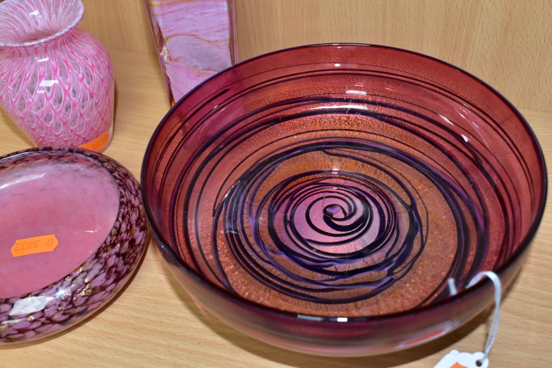 AN ALISTAIR MALCOLM STUDIO GLASS FOOTED BOWL AND THREE OTHER PIECES OF PINK RED GLASSWARE, the - Image 6 of 10