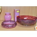 AN ALISTAIR MALCOLM STUDIO GLASS FOOTED BOWL AND THREE OTHER PIECES OF PINK RED GLASSWARE, the
