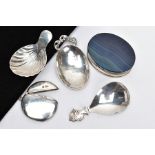 FIVE SILVER AND WHITE METAL ITEMS, to include three caddy spoons, one with shell bowl, one with