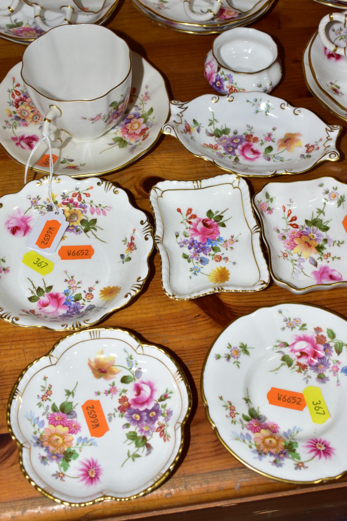 A QUANTITY OF ROYAL CROWN DERBY 'DERBY POSIES' ITEMS, comprising eight tea cups (two seconds) and - Image 6 of 8