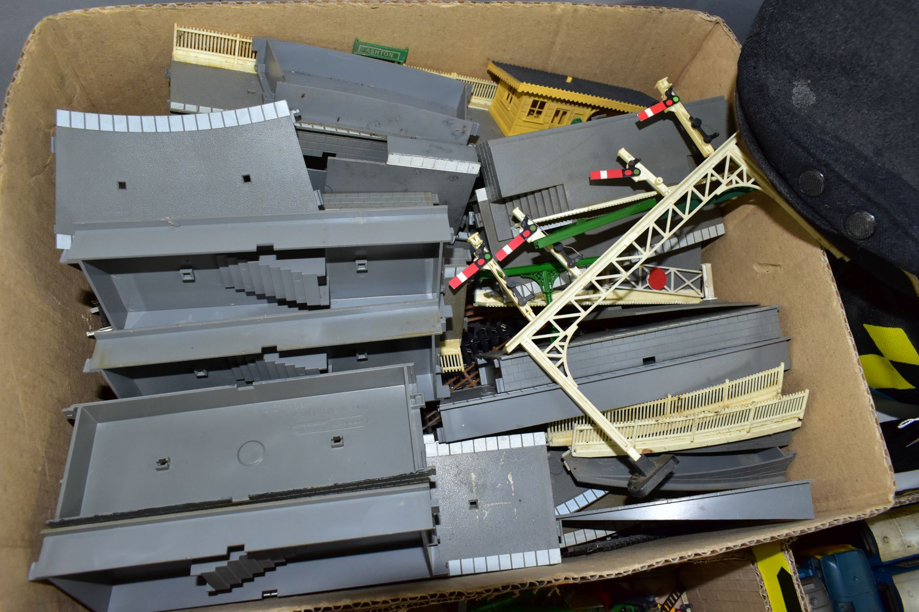 A QUANTITY OF UNBOXED AND ASSORTED 00 AND HO MODEL RAILWAY ITEMS, to include Tri-ang and Hornby A3 - Image 6 of 7