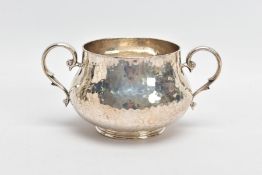 AN EARLY 20TH CENTURY SILVER DOUBLE HANDLED BOWL, the hammered bowl with two scrolling handles,