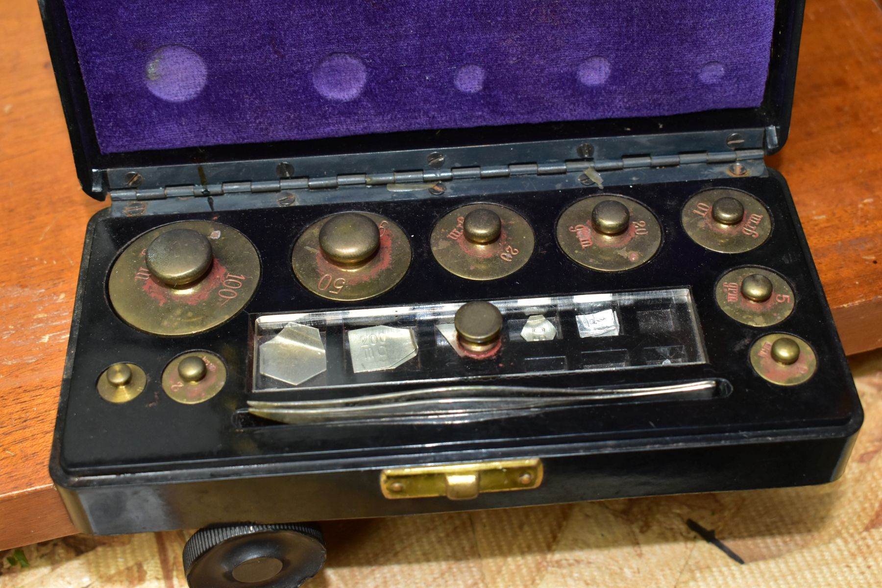 A MID 20TH CENTURY CASED SET OF SCIENTIFIC SCALES, together with a near complete set of weights in a - Bild 3 aus 3