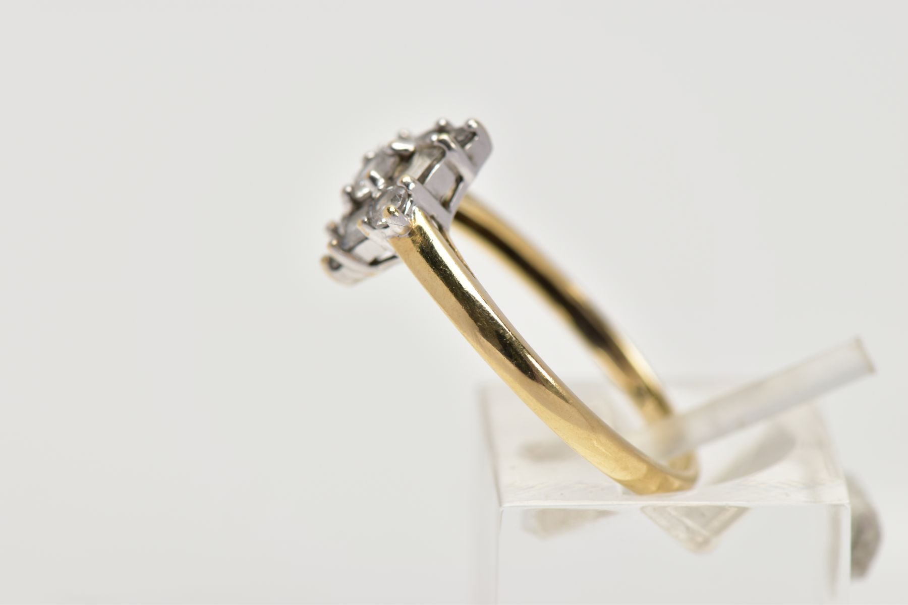 A 14CT YELLOW GOLD CUBIC ZIRCONIA CLUSTER RING, ring size P 1/2, hallmarked 14ct gold Birmingham, - Bild 2 aus 4