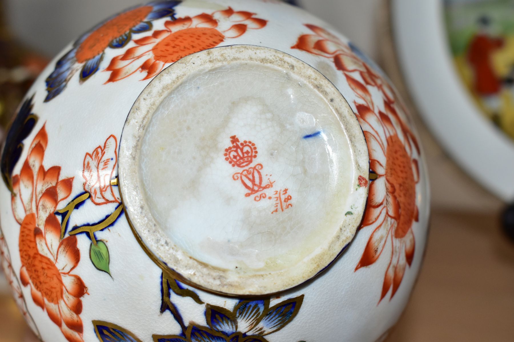 A PAIR OF ROYAL CROWN DERBY IMARI 2444 PATTERN EWERS AND A PAIR OF SQUAT BULBOUS TWIN HANDLED - Image 5 of 9