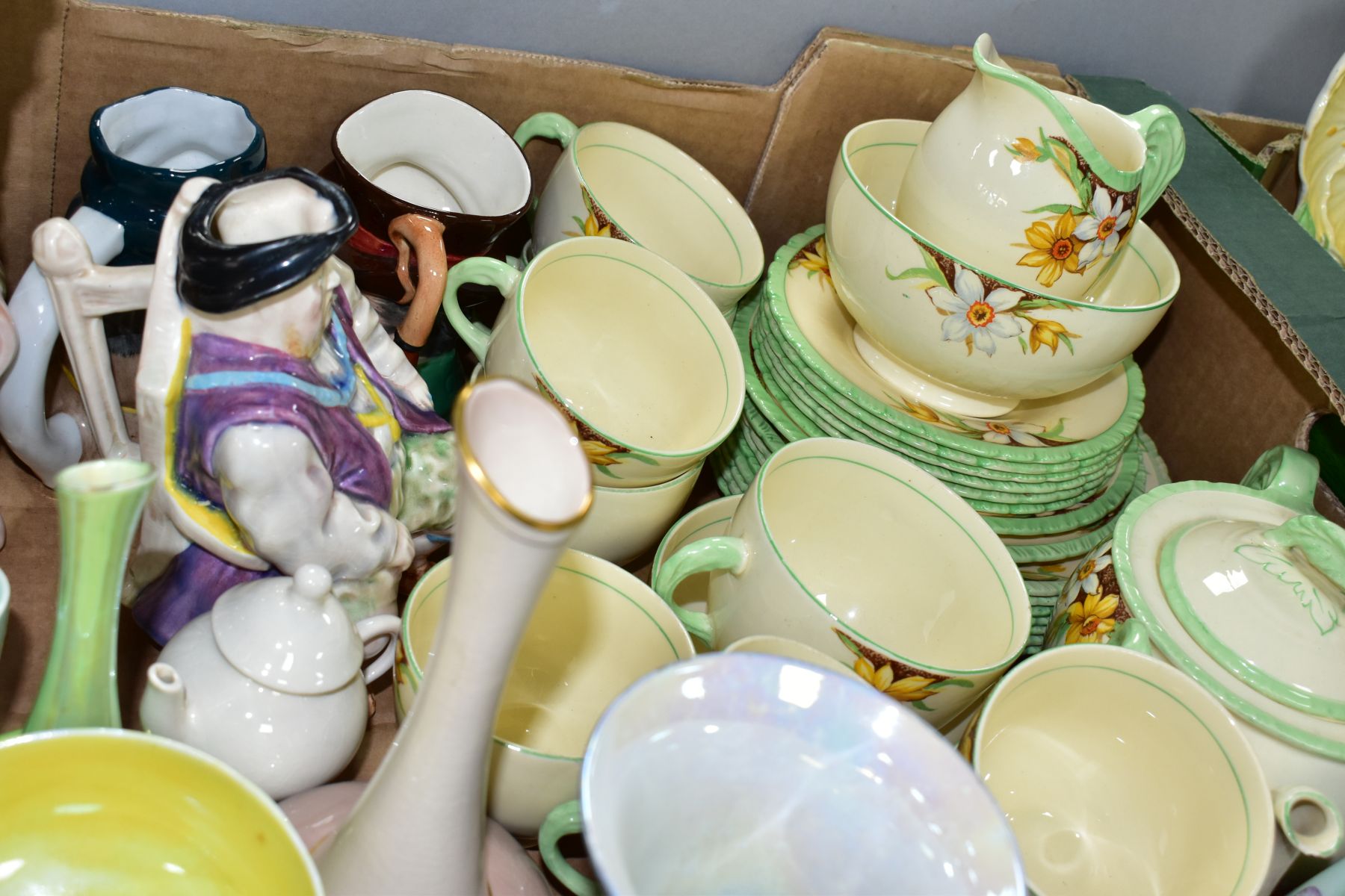 TWO BOXES OF DECORATIVE CERAMICS AND TEA WARES, ETC, including New Hall Pottery daffodil pattern - Image 5 of 8