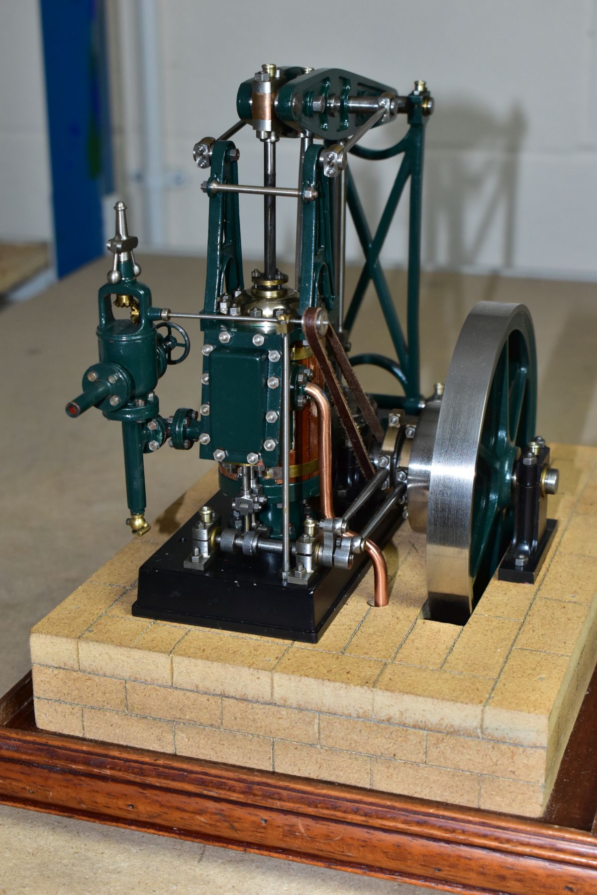 A CASED HANDBUILT SCALE MODEL OF AN EASTERN & ANDERSON GRASSHOPPER LIVE STEAM BEAM ENGINE, not - Image 5 of 5