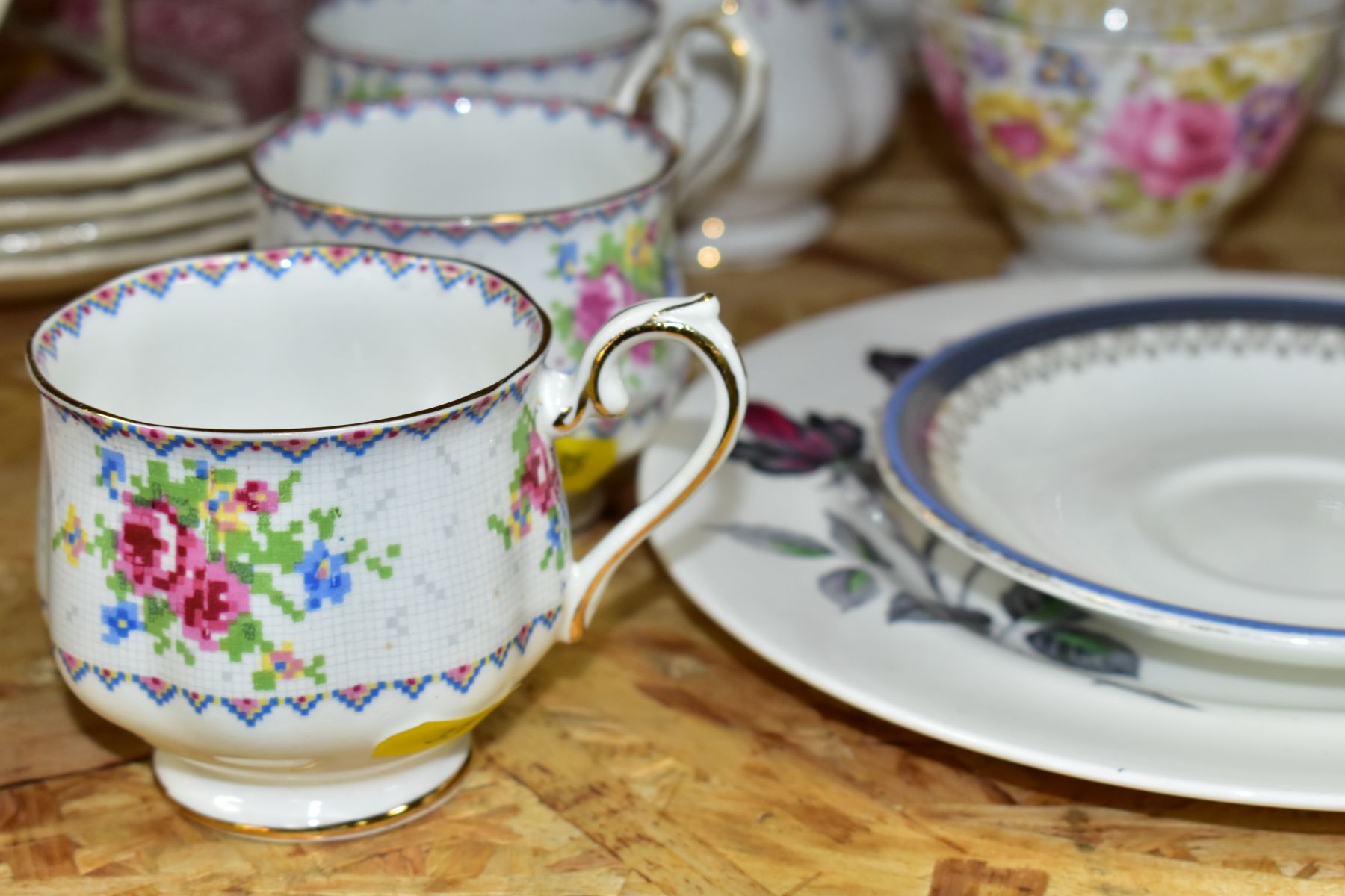 A GROUP OF VARIOUS ROYAL ALBERT TABLESWARES, comprising 'Old Country Roses' teapot (some - Image 3 of 8
