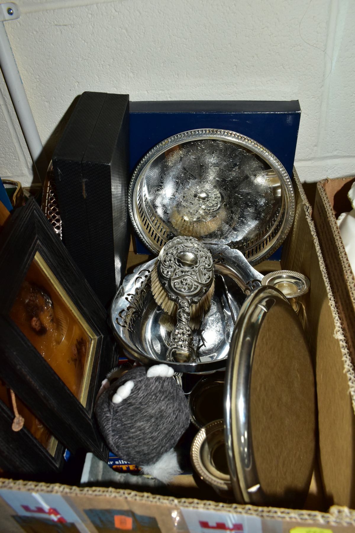 TWO CANTEENS OF CUTLERY AND A BOX OF SILVER PLATE, etc, to include a pair of chrystoleums of - Image 4 of 6