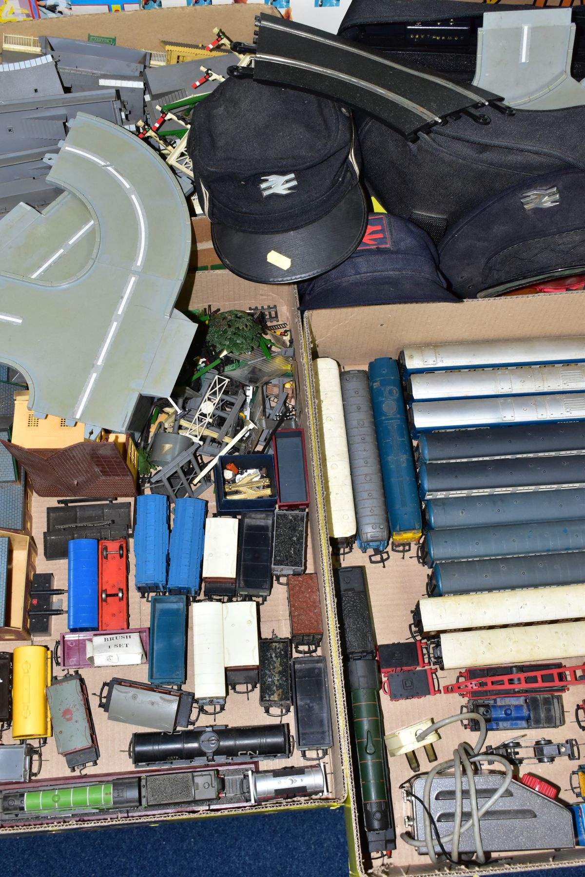 A QUANTITY OF UNBOXED AND ASSORTED 00 AND HO MODEL RAILWAY ITEMS, to include Tri-ang and Hornby A3