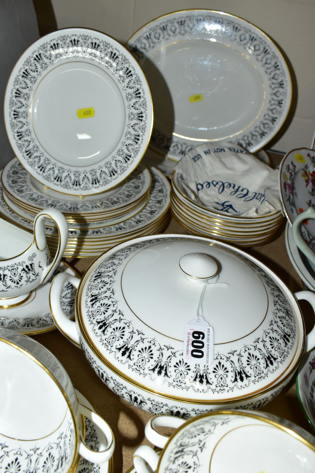 A ROYAL CHELSEA 'SHERINGHAM' PATTERN DINER SERVICE, comprising a twin handled tureen and cover, - Image 5 of 7