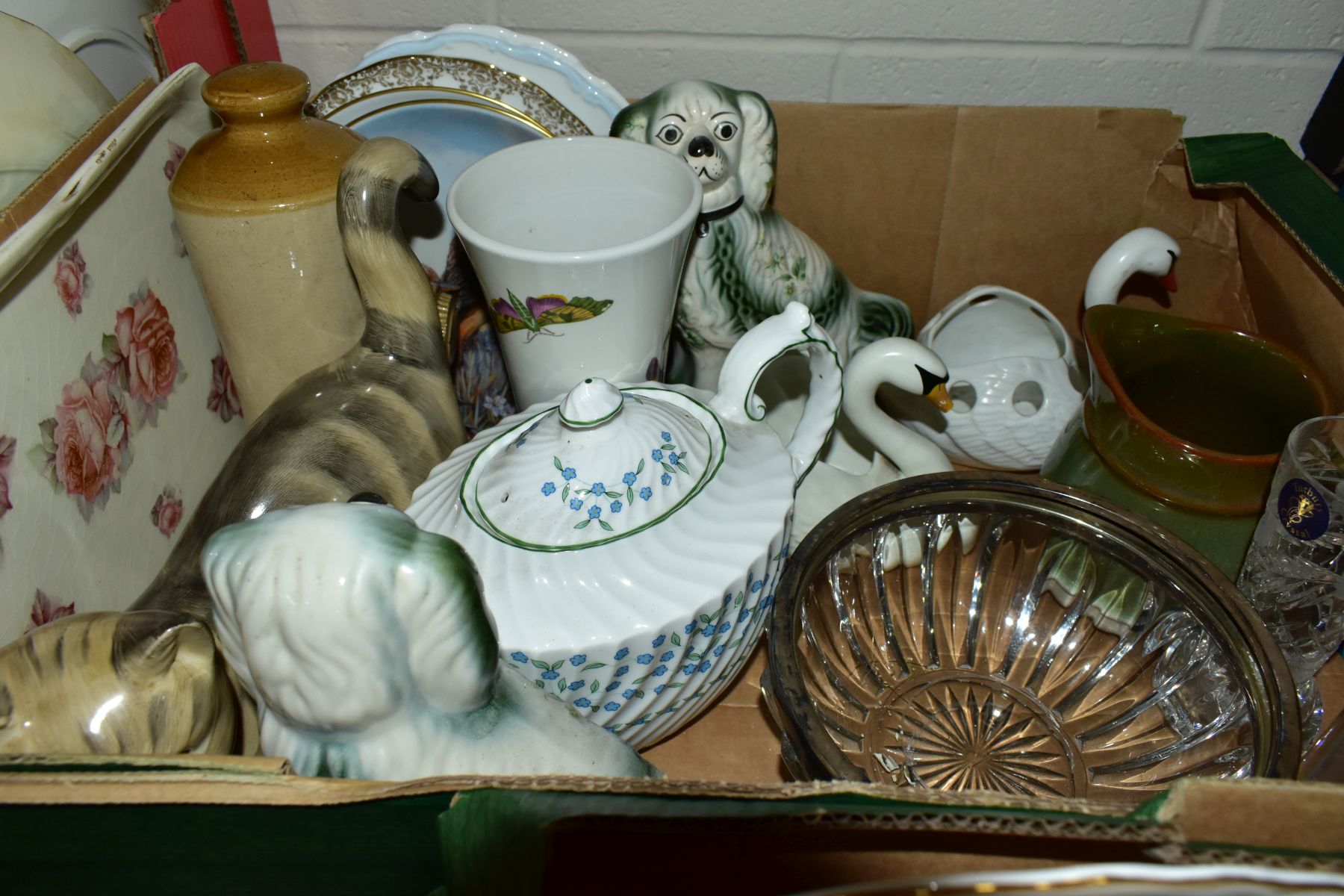 THREE BOXES AND LOOSE CERAMICS, to include Aynsley 'Forget Me Not' teapot, 12154 pattern tea - Image 5 of 6